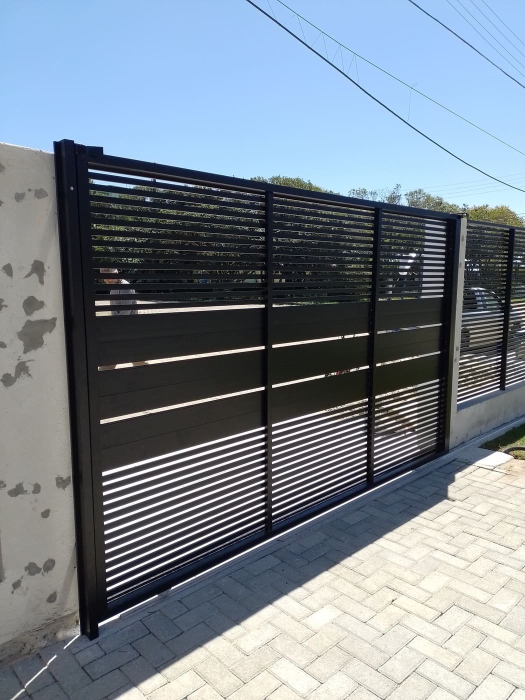 Portão de alumínio em réguas instalado pela LM Vidros e Alumínios em Florianópolis
